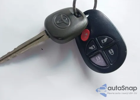 2013 Toyota Sienna Le V6 8 Passenger z USA, uszkodzony, nr VIN 5TDKK3DC3DS308565